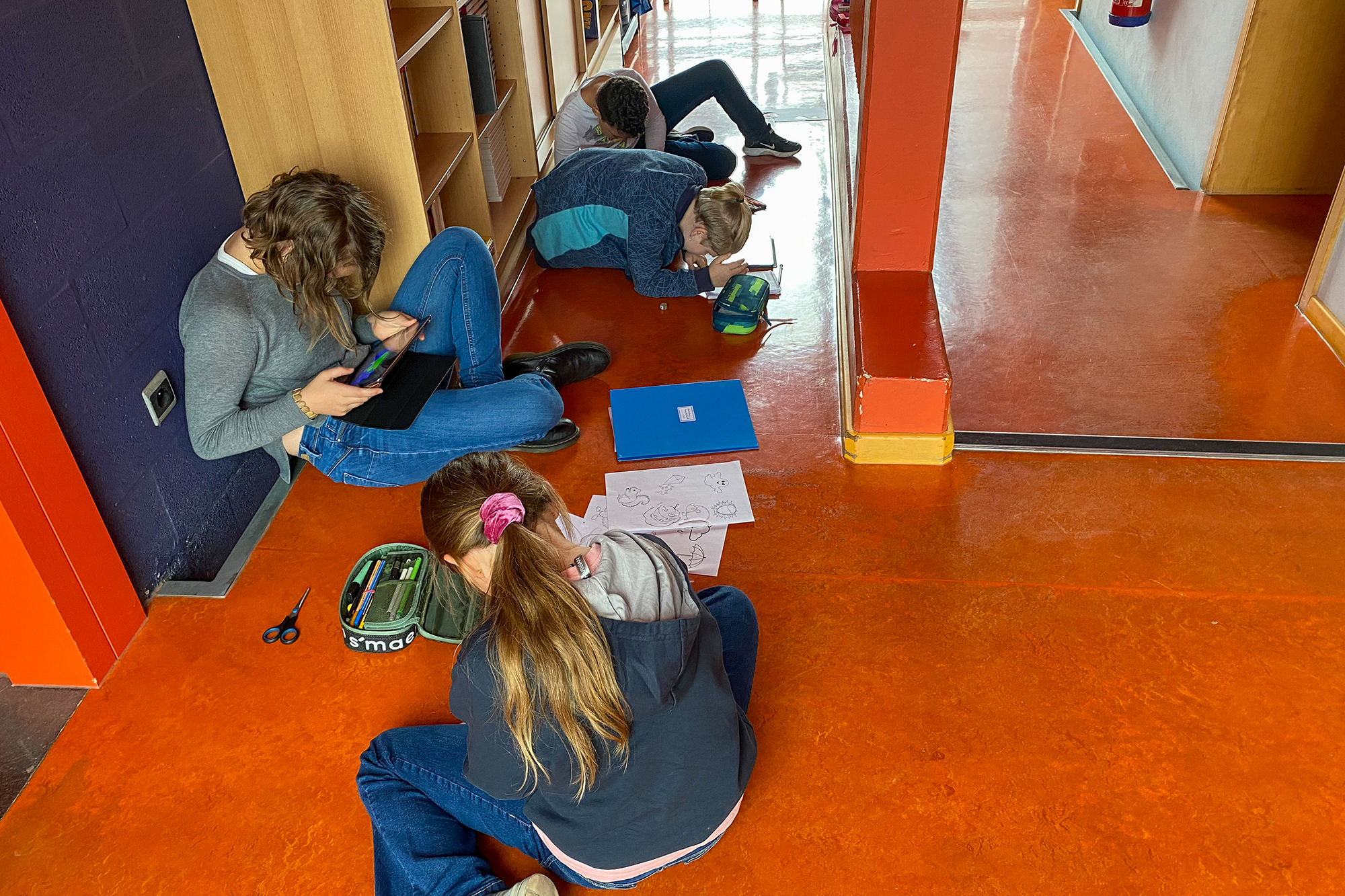 Schulkinder sitzen im Flur auf dem Boden - nicht weil sie bestraft sind, sondern weil sie sonst keinen Platz finden (Bild: Simonne Doepgen/BRF)