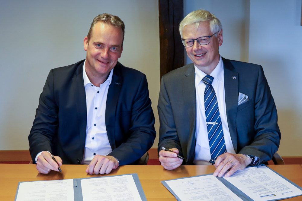 DG-Ministerpräsident Oliver Paasch und der stellvertretende Regierungschef von Åland, Harry Jansson, unterzeichnen die Absichtserklärung (Bild: Alexandra Gäddnäs)