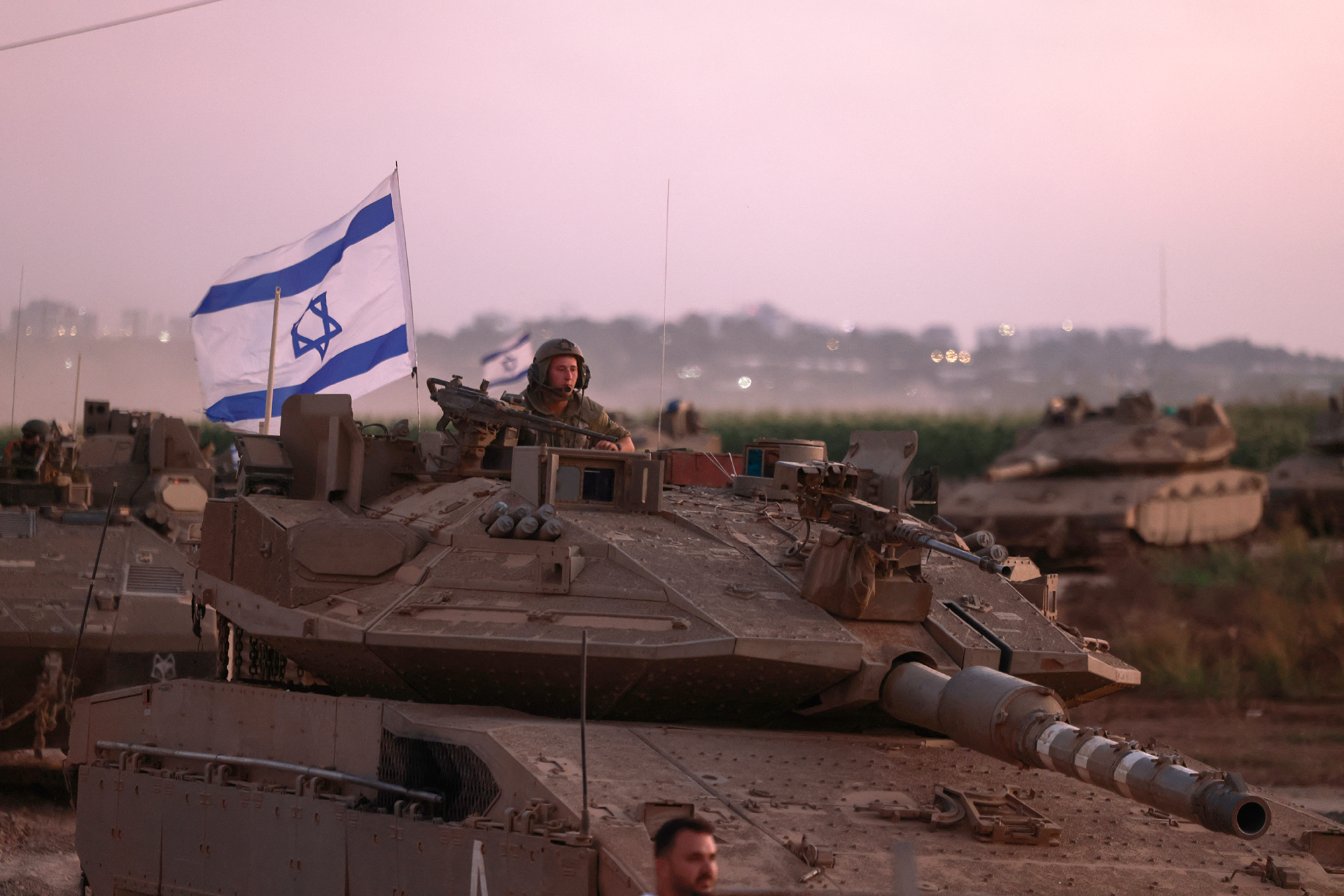 Panzer des israelischen Militärs am Donnerstag in der Nähe des Gazastreifens (Bild: Menahem Kahana/AFP)