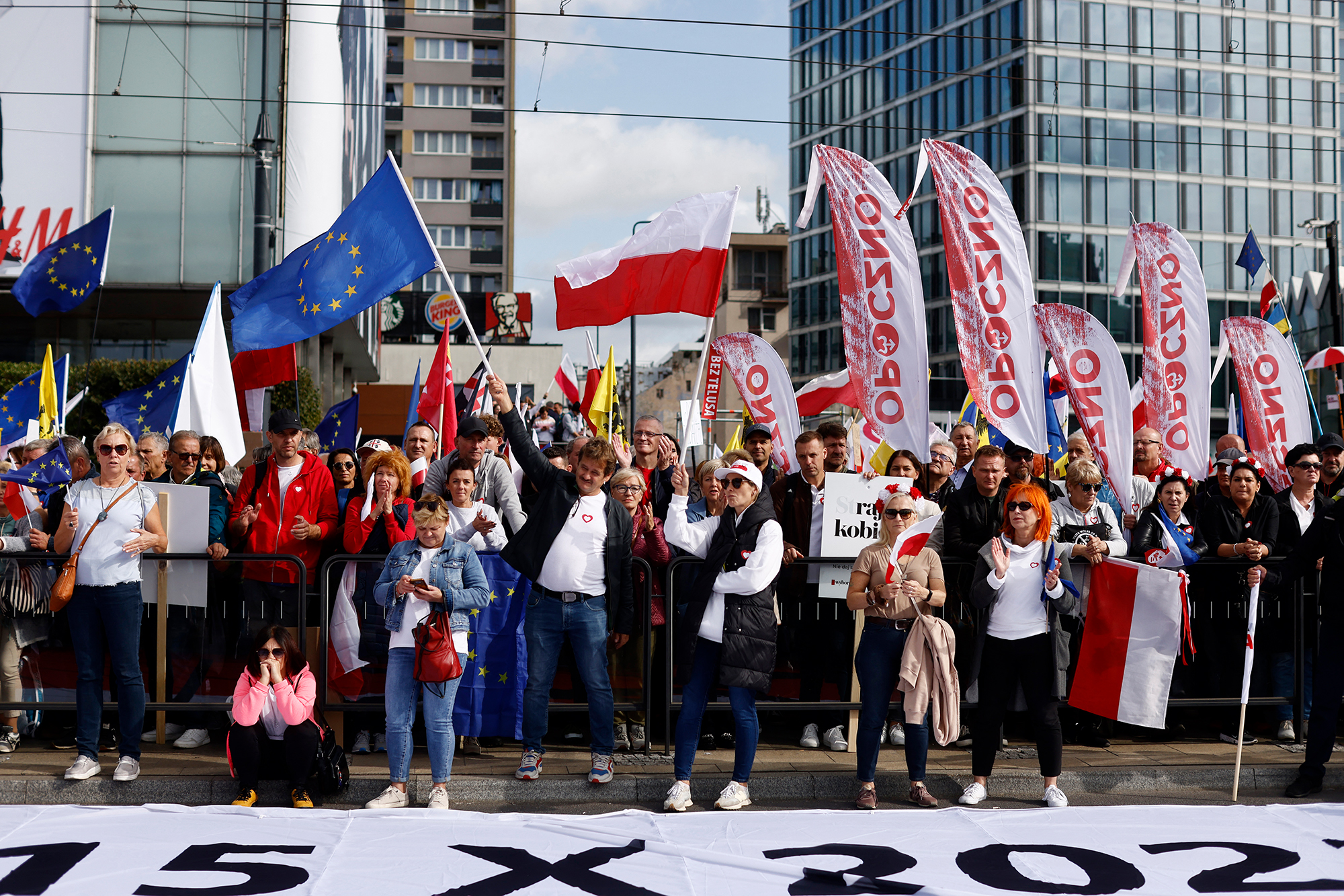 Mehr als Hunderttausend Menschen protestieren in Warschau gegen die PiS-Regierung (Bild: Wojtek Radwanski/AFP)