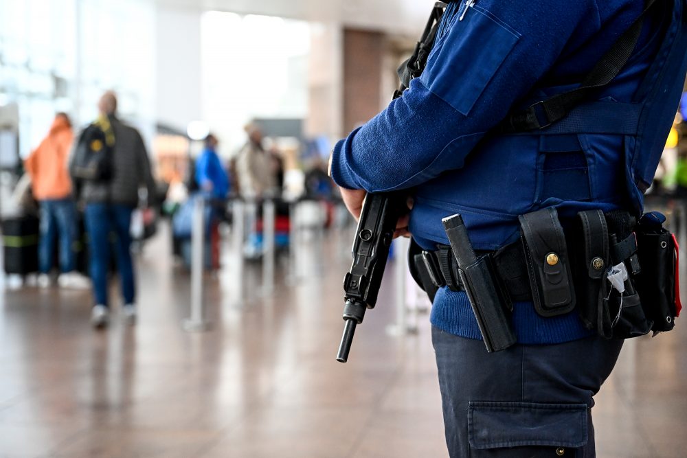 Polizist am Flughafen Zaventem (Bild: Dirk Waem/Belga)