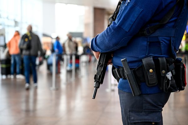 Polizist am Flughafen Zaventem