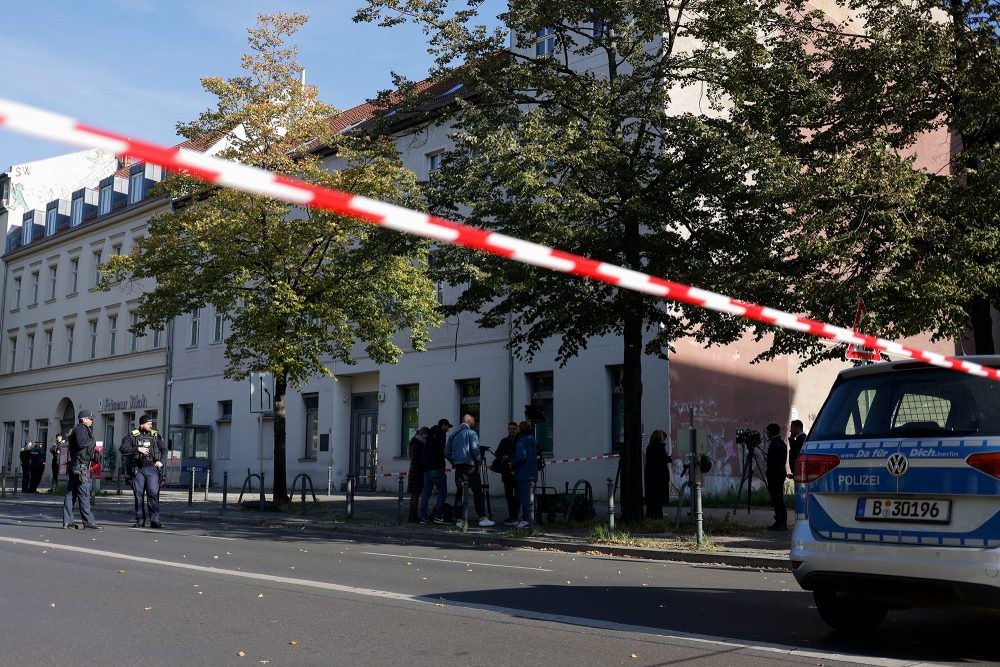 Polizisten vor einer Synagoge in Berlin, auf die Dienstagnacht Molotow-Cocktails geworfen wurden (Bild: Odd Andersen/AFP)