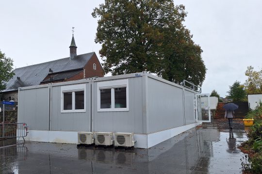 Provisorische Postcontainer in der Eupener Simarstraße (Bild: Dogan Malicki/BRF)