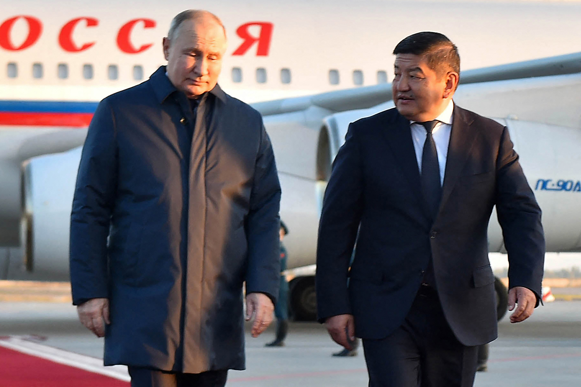 Russlands Präsident Wladimir Putin bei seiner Ankunft in Kirgistan mit dem Vorsitzenden des kirgisischen Ministerkabinetts Akylbek Zhaparov (Bild: Ergesh Zhusubaliev/Cabinet Of Ministers Of Kyrgyzstan/AFP)