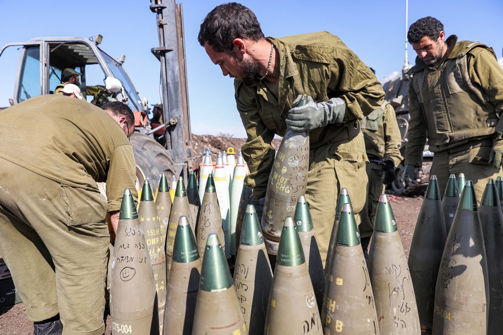 Eine israelische Armee trägt Artilleriegranaten an einer Position nahe der Grenze zum Libanon (Bild: Jalaa Marey/AFP)