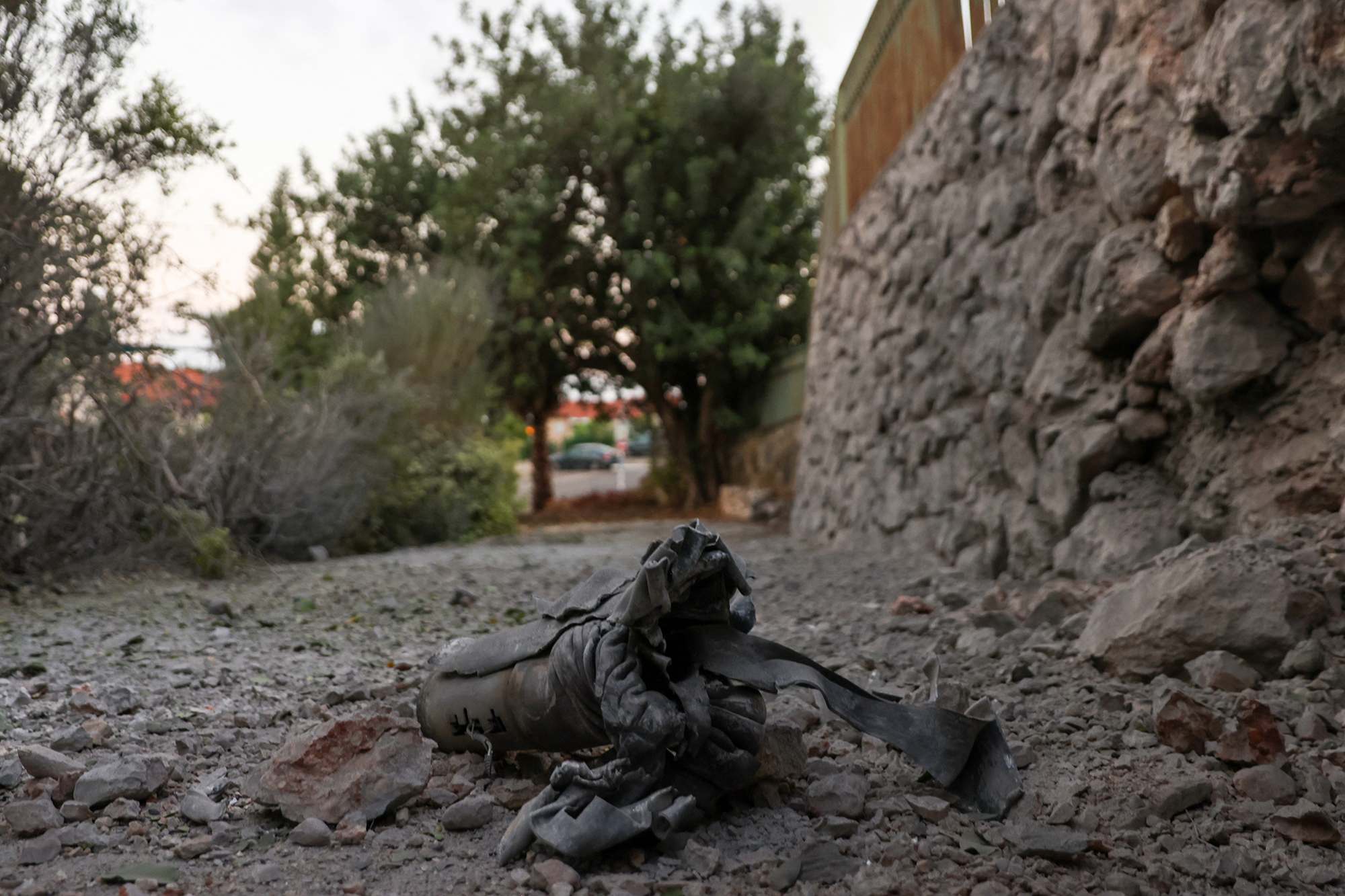 Rest einer abgefeuerten Rakete (Illustrationsbild: Jalaa Marey/AFP)