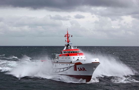 Rettungsschiff der "Deutschen Gesellschaft zur Rettung Schiffbrüchiger" am Dienstag vor Helgoland (Bild: Helmut Hofer/Die Seenotretter/DGzRS/AFP)