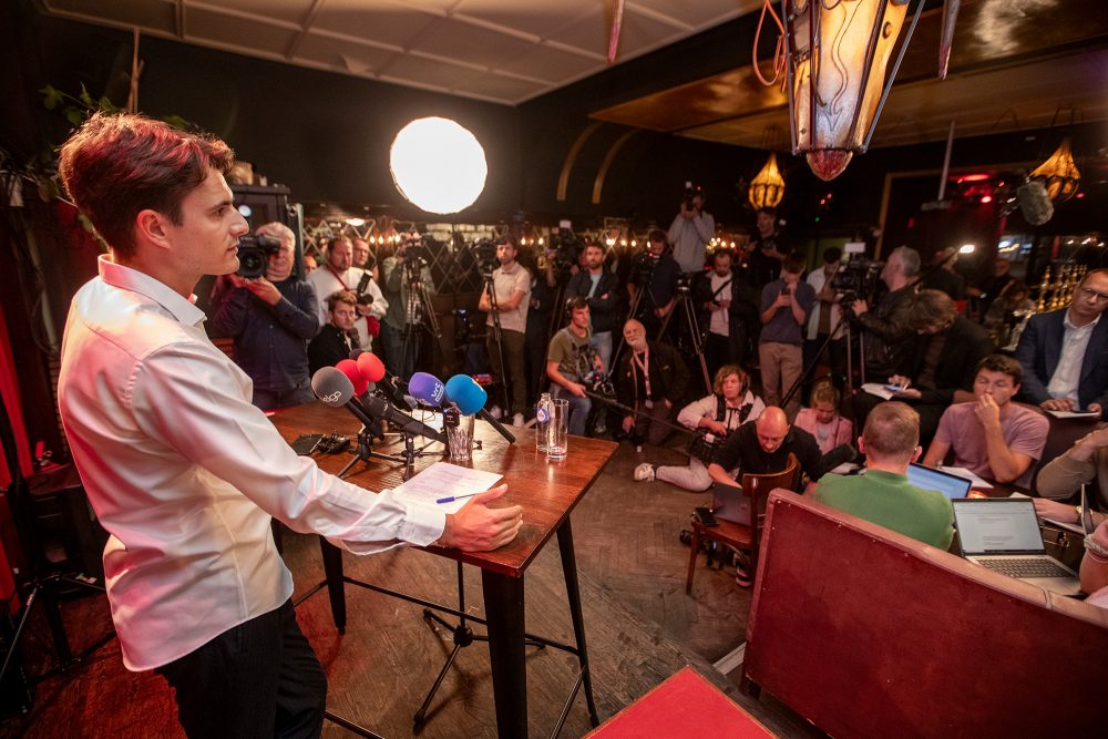 Conner Rousseau am Donnerstag bei einer Pressekonferenz der flämischen Sozialisten in Sint-Niklaas (Bild: Nicolas Maeterlinck/Belga)