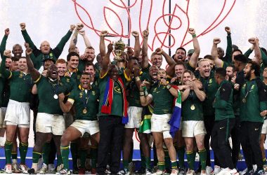 Auch Südafrikas Präsident Cyril Ramaphosa (Mi.) hat den Weltmeistertitel der südafrikanischen Rugby-Nationalmannschaft gefeiert (Bild: Anne-Christine Poujoulat/AFP)