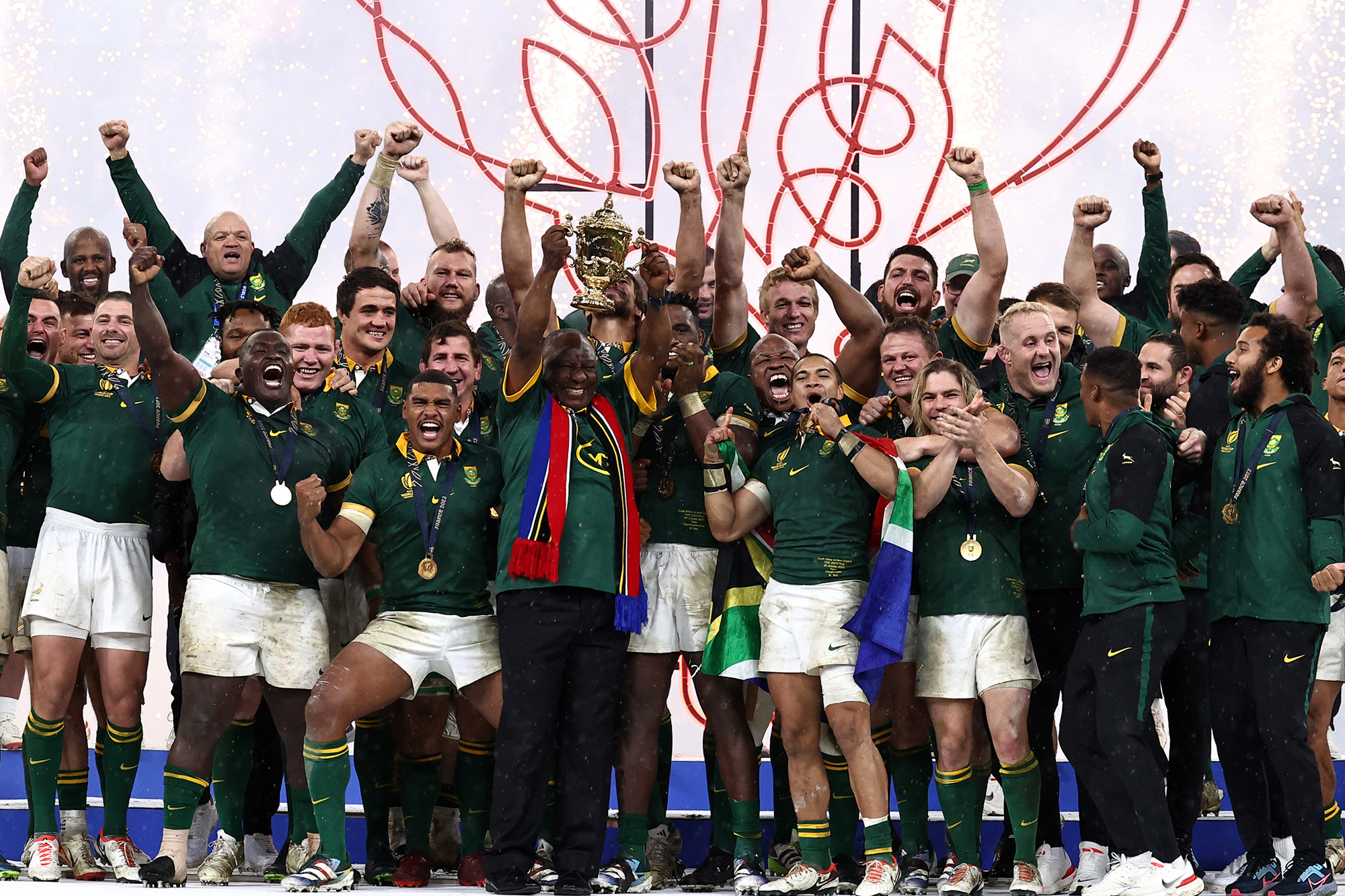 Auch Südafrikas Präsident Cyril Ramaphosa (Mi.) hat den Weltmeistertitel der südafrikanischen Rugby-Nationalmannschaft gefeiert (Bild: Anne-Christine Poujoulat/AFP)