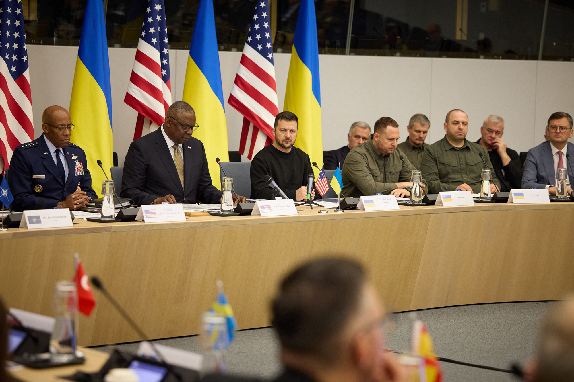 Der ukrainische Präsident Selenskyj (Mi.) und US-Verteidigungsminister Lloyd Austin (2.v.l.) während eines Gesprächs zwischen den Nato-Verteidigungsministern im Nato-Hauptquartier in Brüssel (Bild: Handout/Ukrainian Presidential Press Service/AFP)