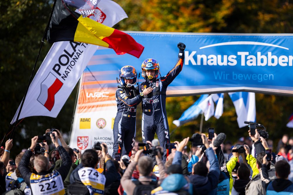 Thierry Neuville und Martijn Wydaeghe feiern den Sieg bei der Rallye Zentraleuropa (Bild: Austral/Hyundai Motorsport GmbH)