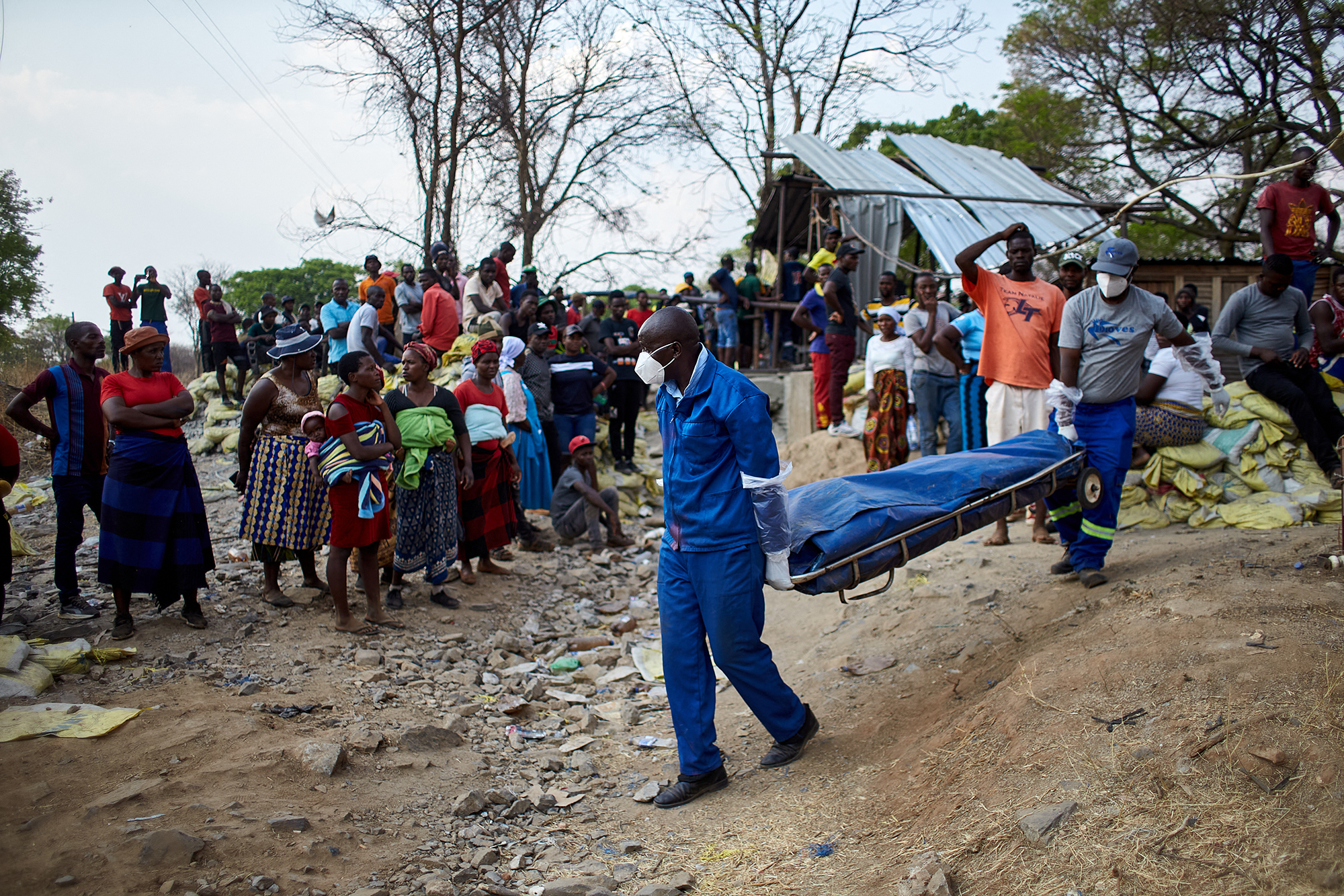 13 Bergleute sterben bei Einsturz einer Goldmine in Simbabwe (Bild: Jekesai Njikizana/AFP)