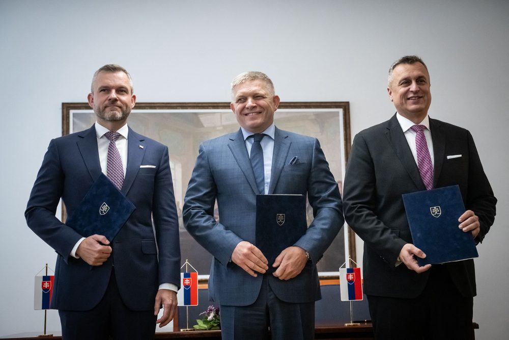 Peter Pellegrini (Hlas), Robert Fico (Smer) und Andrej Danko (SNS) nach der Unterzeichnung des Koaltionsabkommens (Bild: Vladimir Simicek/AFP)