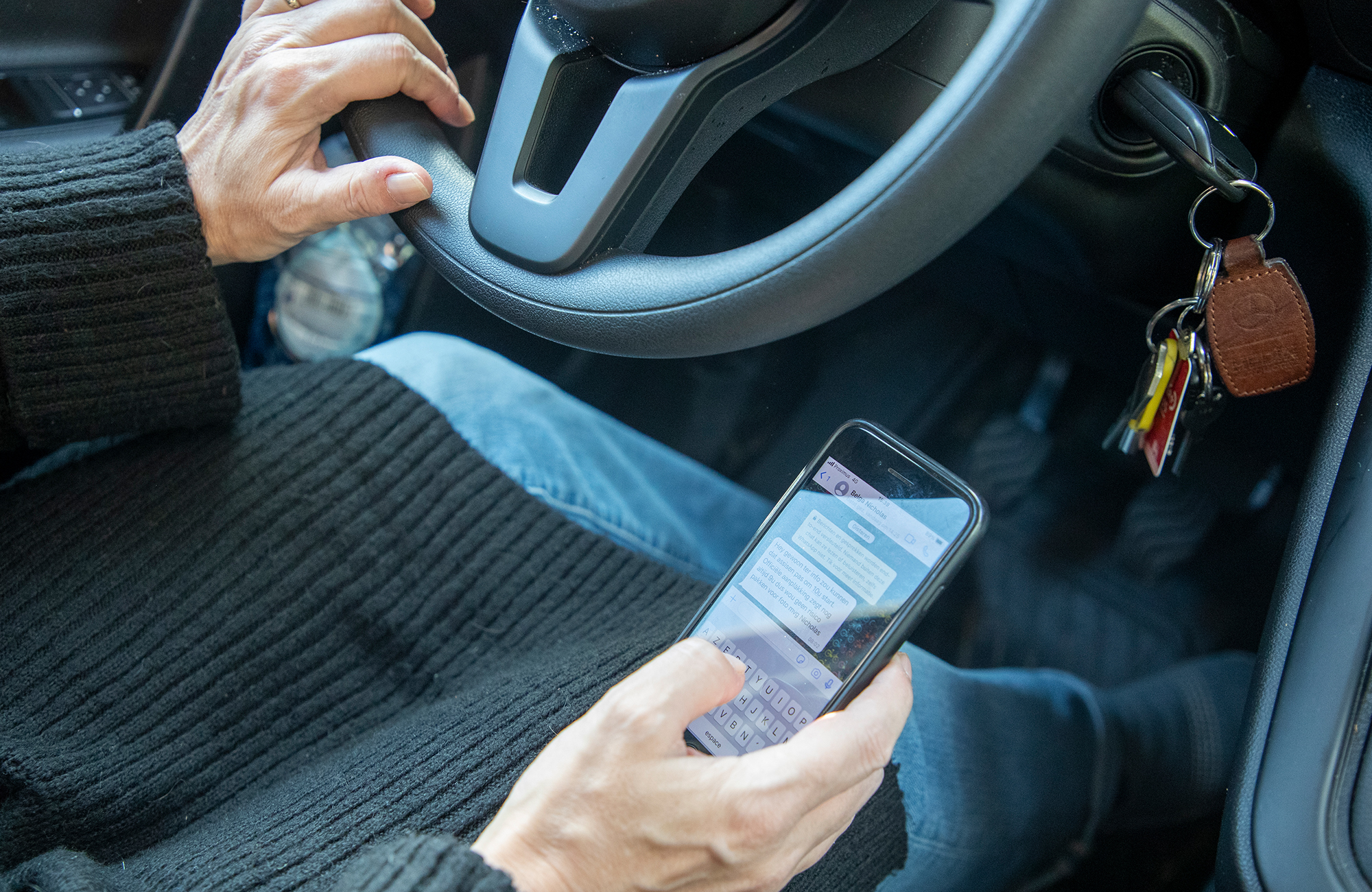 Beim Autofahren Nachrichten auf dem Smartphone lesen ist verboten (Bild: Nicolas Maeterlinck/Belga)