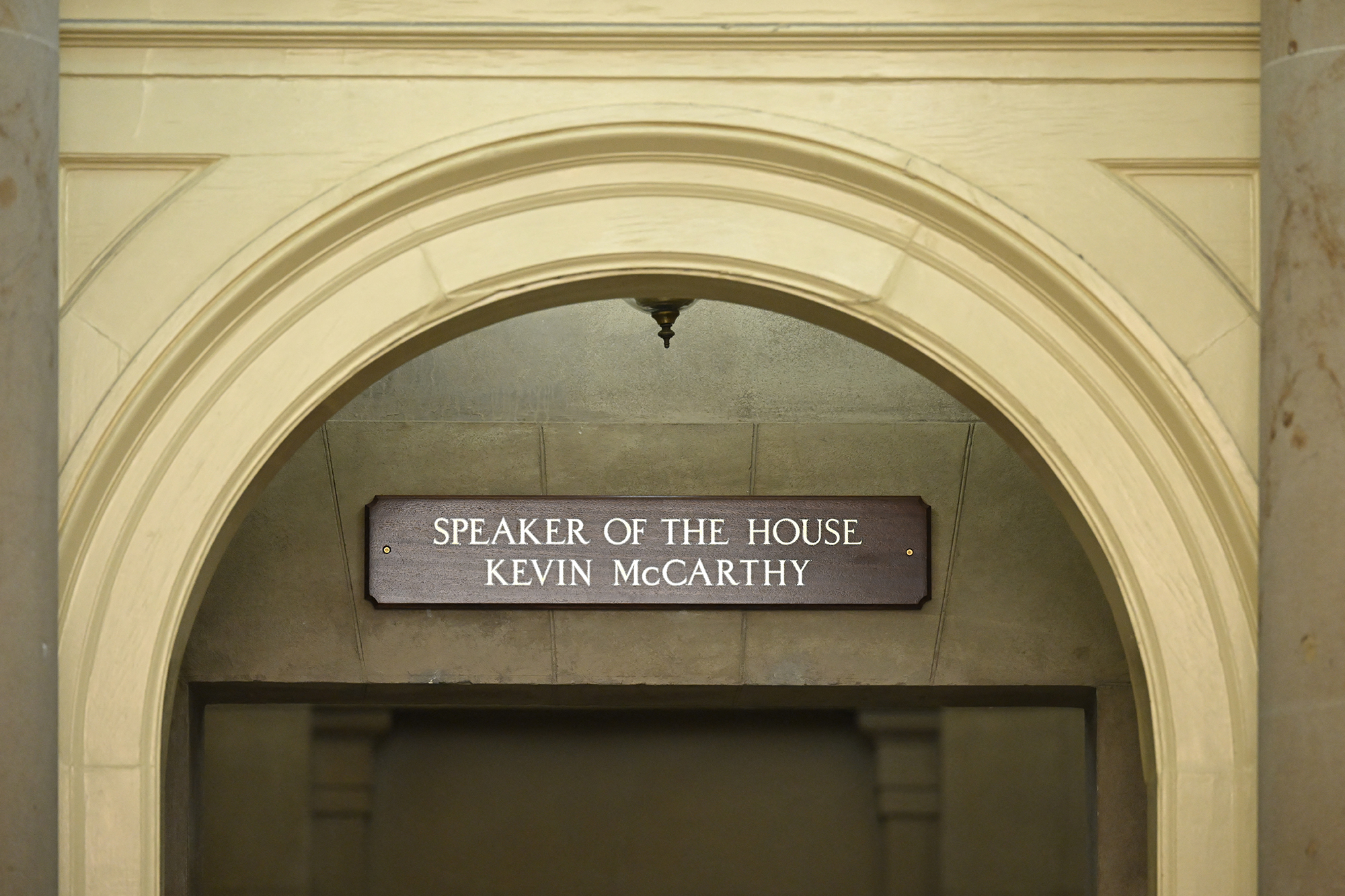 Dieses Schild ist nach der Abwahl von Kevin McCarthy nun nicht mehr aktuell (Bild: Saul Loeb/AFP)
