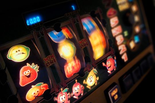 Glücksspielautomat dpcrestock (Graeme Dawes)/PantherMedia)