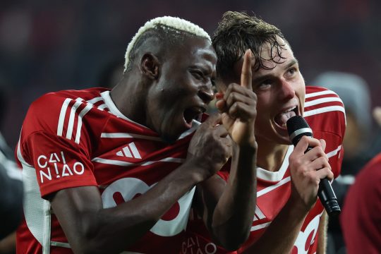 Moussa Djenepo und Zinho Vanheusden feiern den Standard-Sieg (Bild: Virginie Lefour/Belga)
