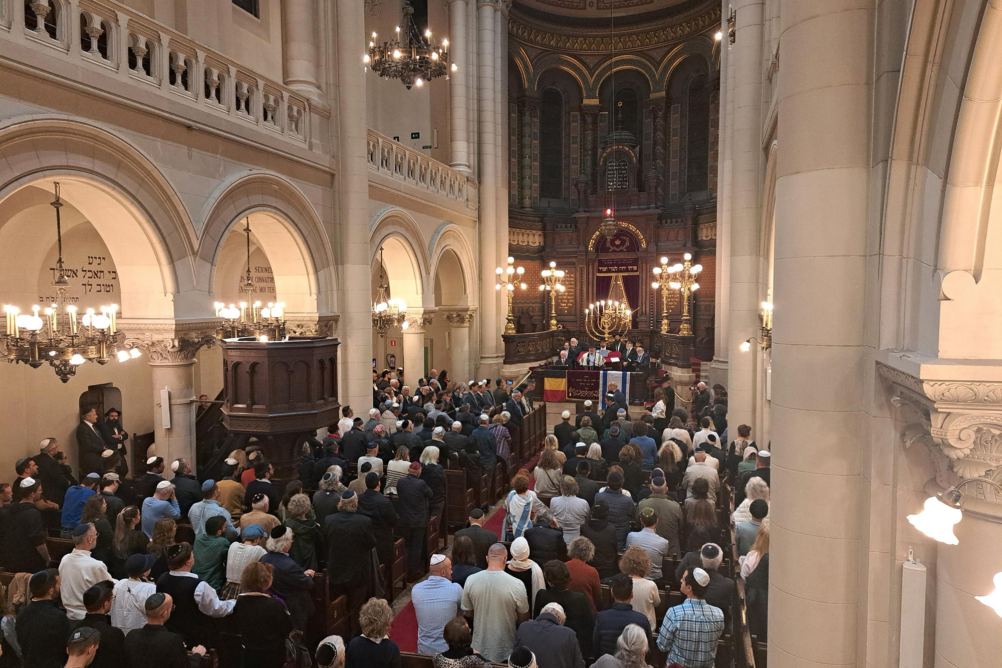 Menschen gedenken in der Großen Synagoge von Brüssel den Opfern des Überfalls von Hamas in Israel.