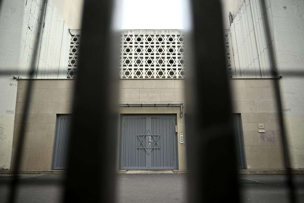 Wie auf dem Bild die Synagoge in Paris werden am Freitag auch jüdische Schulen geschlossen bleiben (Bild: Julien de Rosa/AFP)