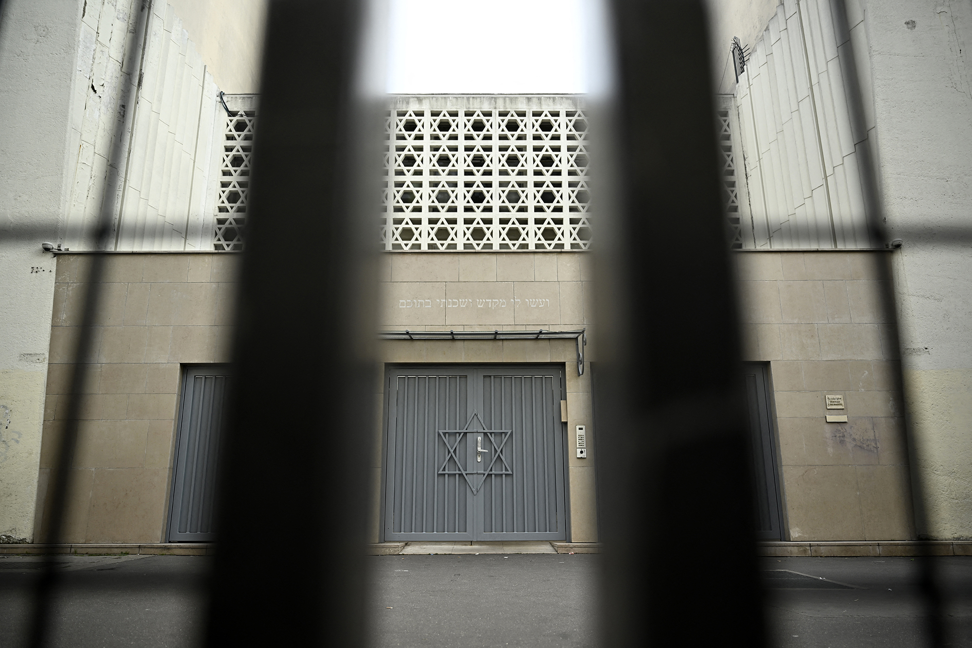 Wie auf dem Bild die Synagoge in Paris werden am Freitag auch jüdische Schulen geschlossen bleiben (Bild: Julien de Rosa/AFP)