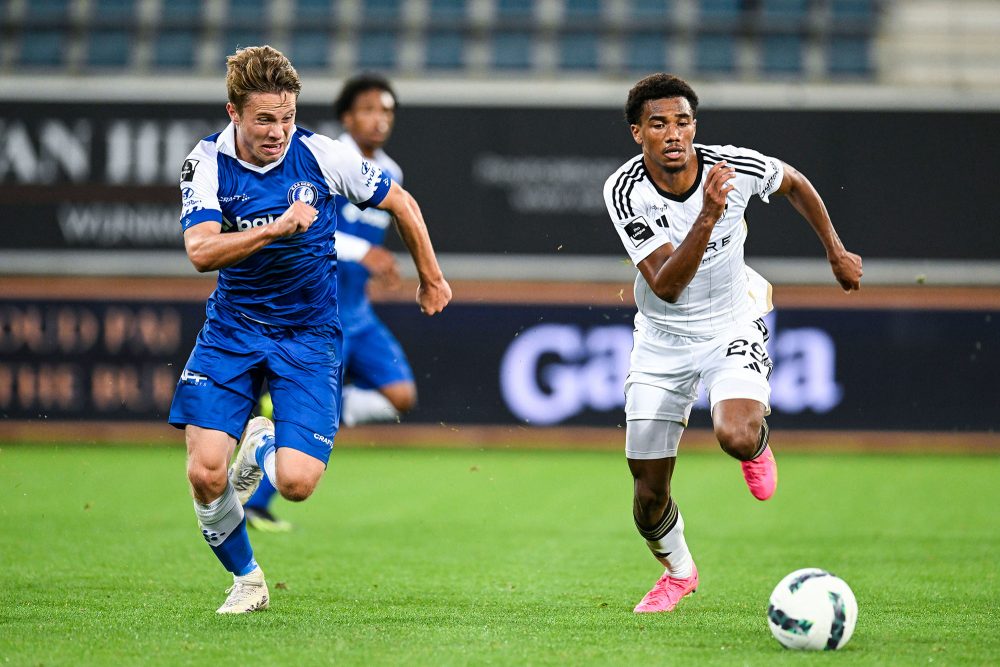 Teddy Alloh (r.) im Ball-Duell mit Gent-Spieler Matisse Samoise am 24. September (Bild: Tom Goyvaerts/Belga)