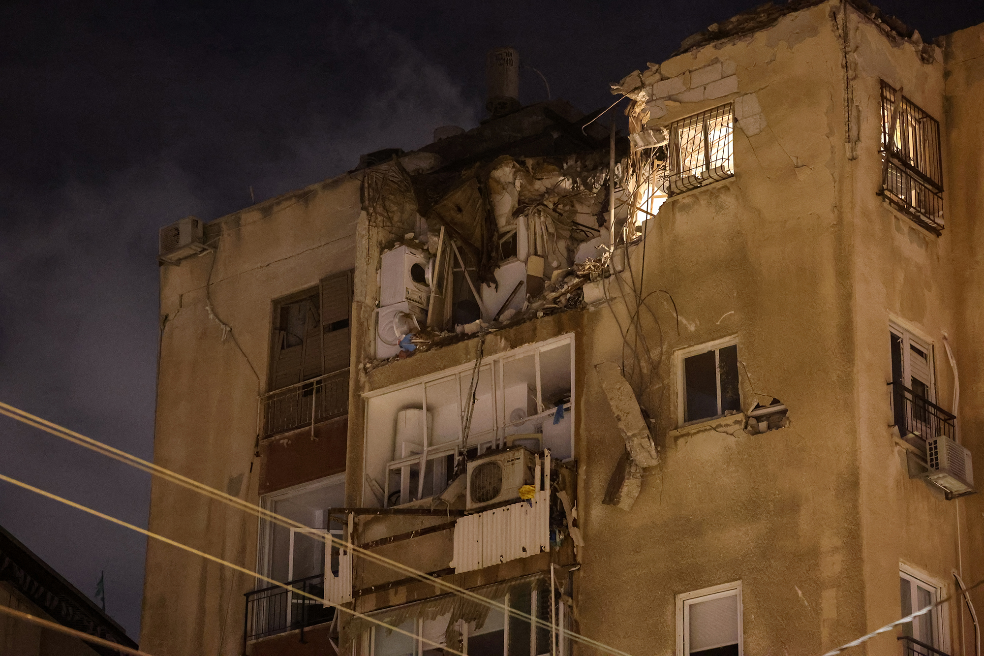 Auch in Israels Hauptstadt Tel Aviv wurden Gebäude durch Raketeneinschläge beschädigt (Bild: Jack Guez/AFP)