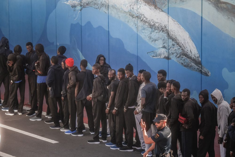 Migranten am 12. Oktober im Hafen von Los Cristianos auf Teneriffa (Bild: Desiree Martin/AFP)