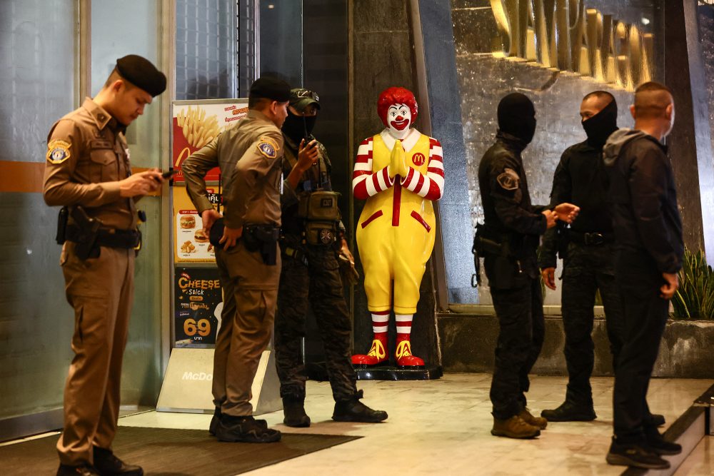 Polizeikräfte vor dem Einkaufszentrum in Bangkok (Bild: Jack Taylor/AFP)