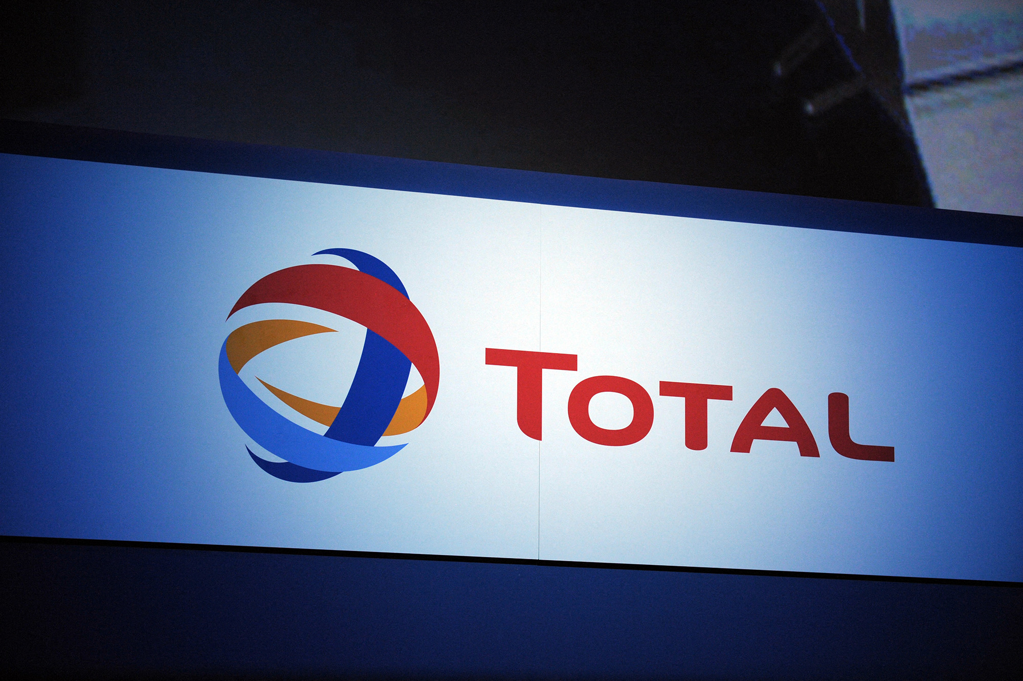 Total-Logo (Bild: Eric Piermont/AFP)