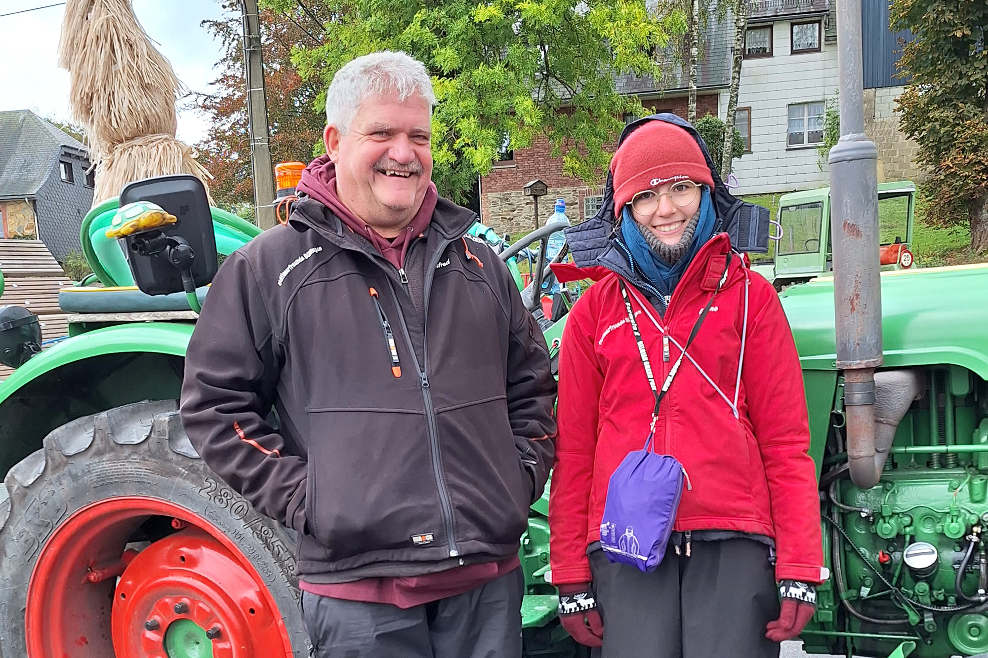 Manfred und Celine Reuter nach 10.000 Kilometern mit dem Traktor zurück in Oudler (Bild: Gudrun Hunold/BRF)
