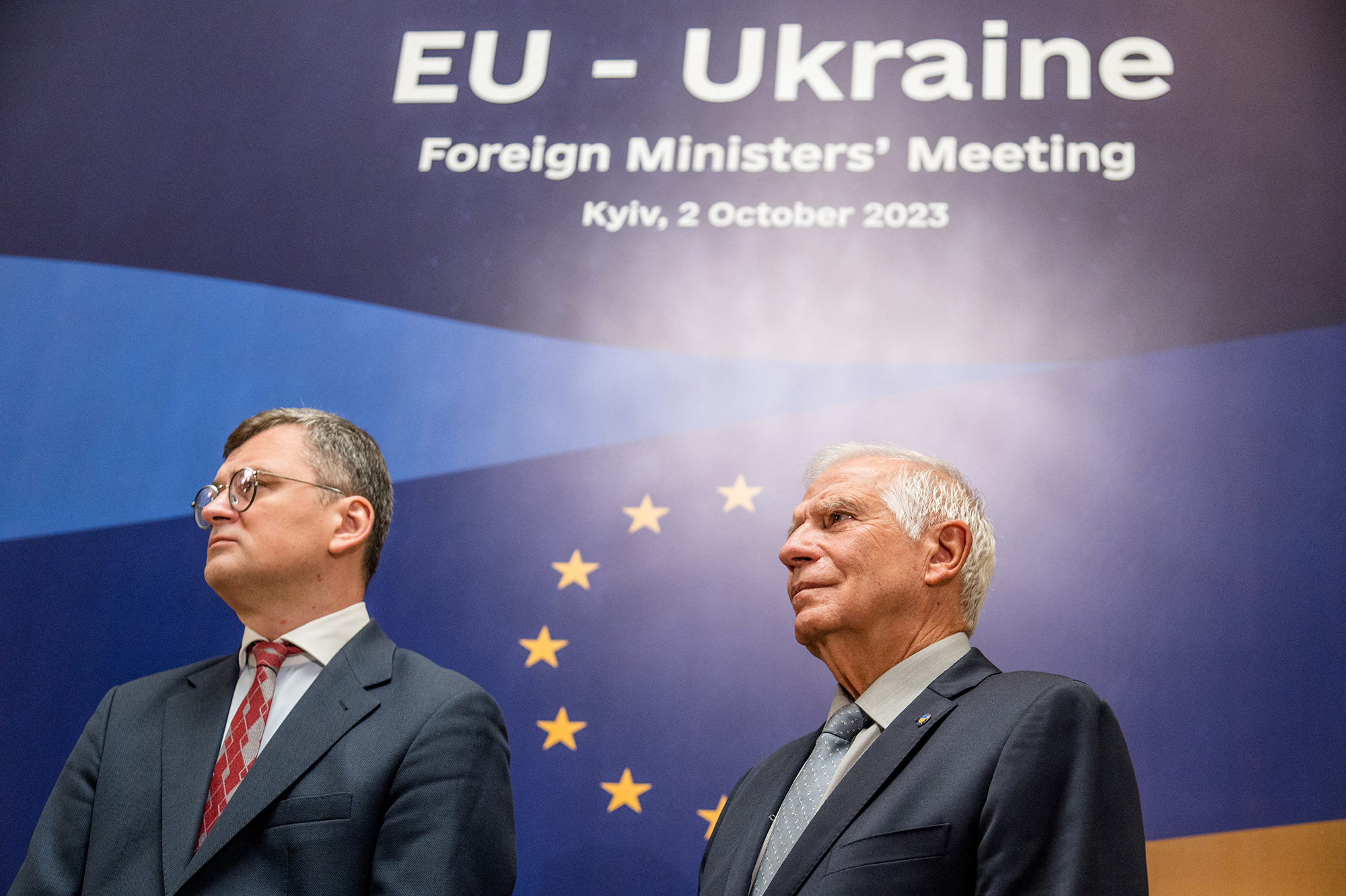 Der ukrainische Außenminister Kuleba und der EU-Außenbeauftragte Borrell am Montag in Kiew (Bild: Ukrainian Foreign Ministry press-service/AFP)