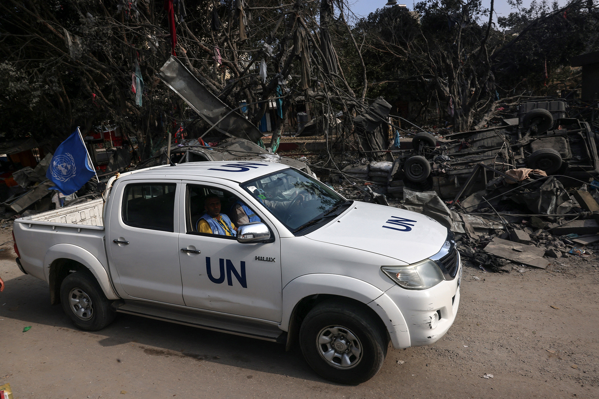 Ein Fahrzeug der Vereinten Nationen vor einem zerstörten Gebäude in Rafah im südlichen Gazastreifen (Bild: Said Khatib/AFP)