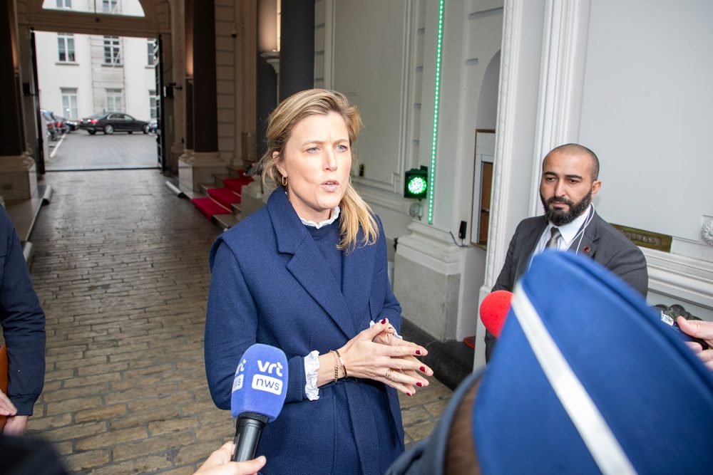 Annelies Verlinden vor der Sitzung des Kernkabinetts am Samstag (Bild: Nicolas Maeterlinck/Belga)