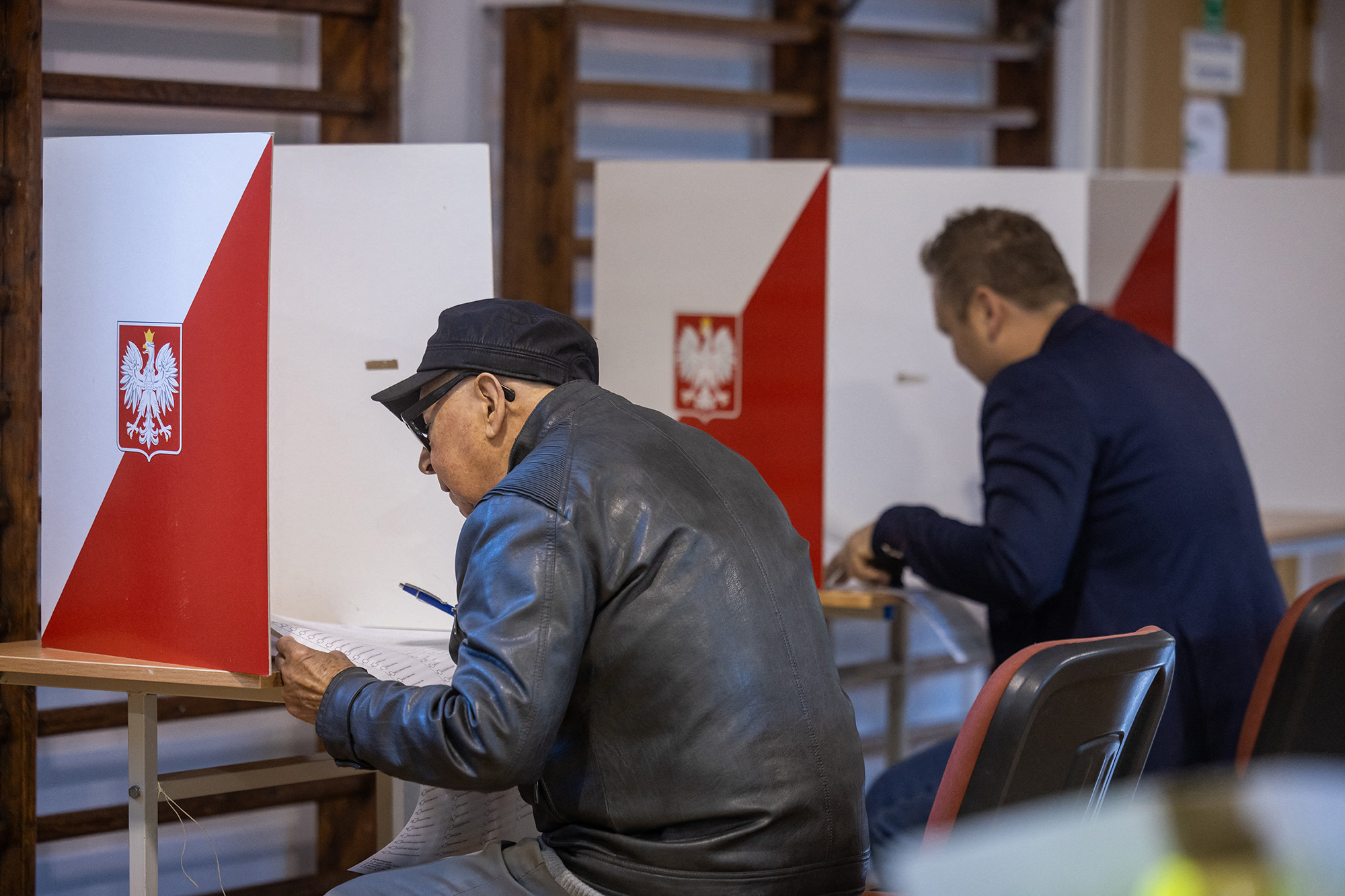 Wähler bei den Parlamentswahlen in Polen (Bild: Wojtek Radwanski/AFP)