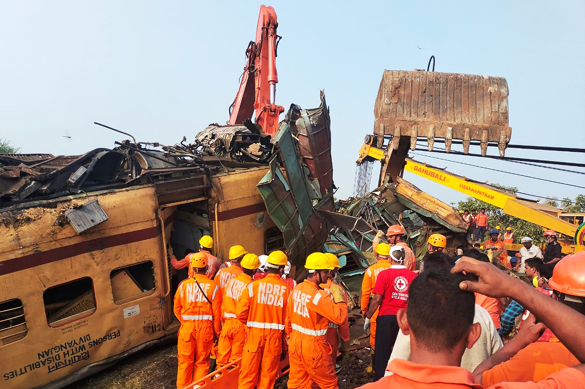 Rettungskräfte an der Unglücksstelle im indischen Bundesstaat Andhra Pradesh (Bild: AFP)