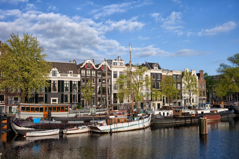 Häuser an einem Kanal in Amsterdam (Bild: © Artur Bogacki/Panthermedia)