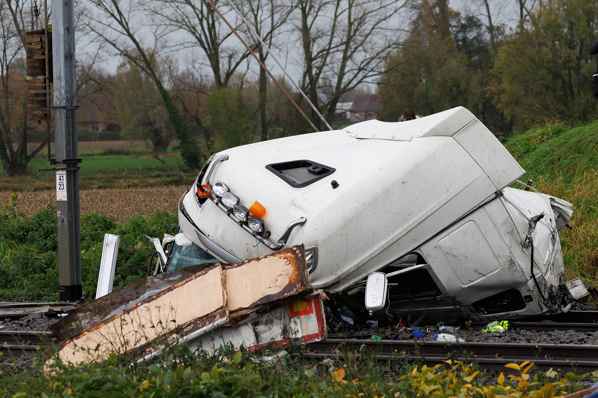 Das Lkw-Wrack an der Unfallstelle (Bild: Kurt Desplenter/Belga)