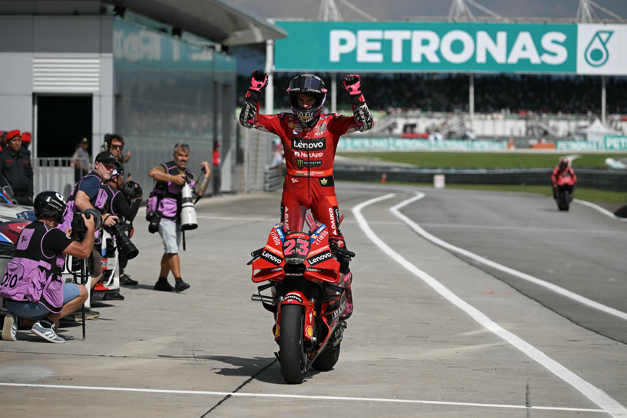 Ducati-Fahrer Enea Bastianini jubelt nach seinem Erfolg beim Grand Prix von Malaysia auf dem Sepang International Circuit (Bild: Mohd Rasfan/AFP)