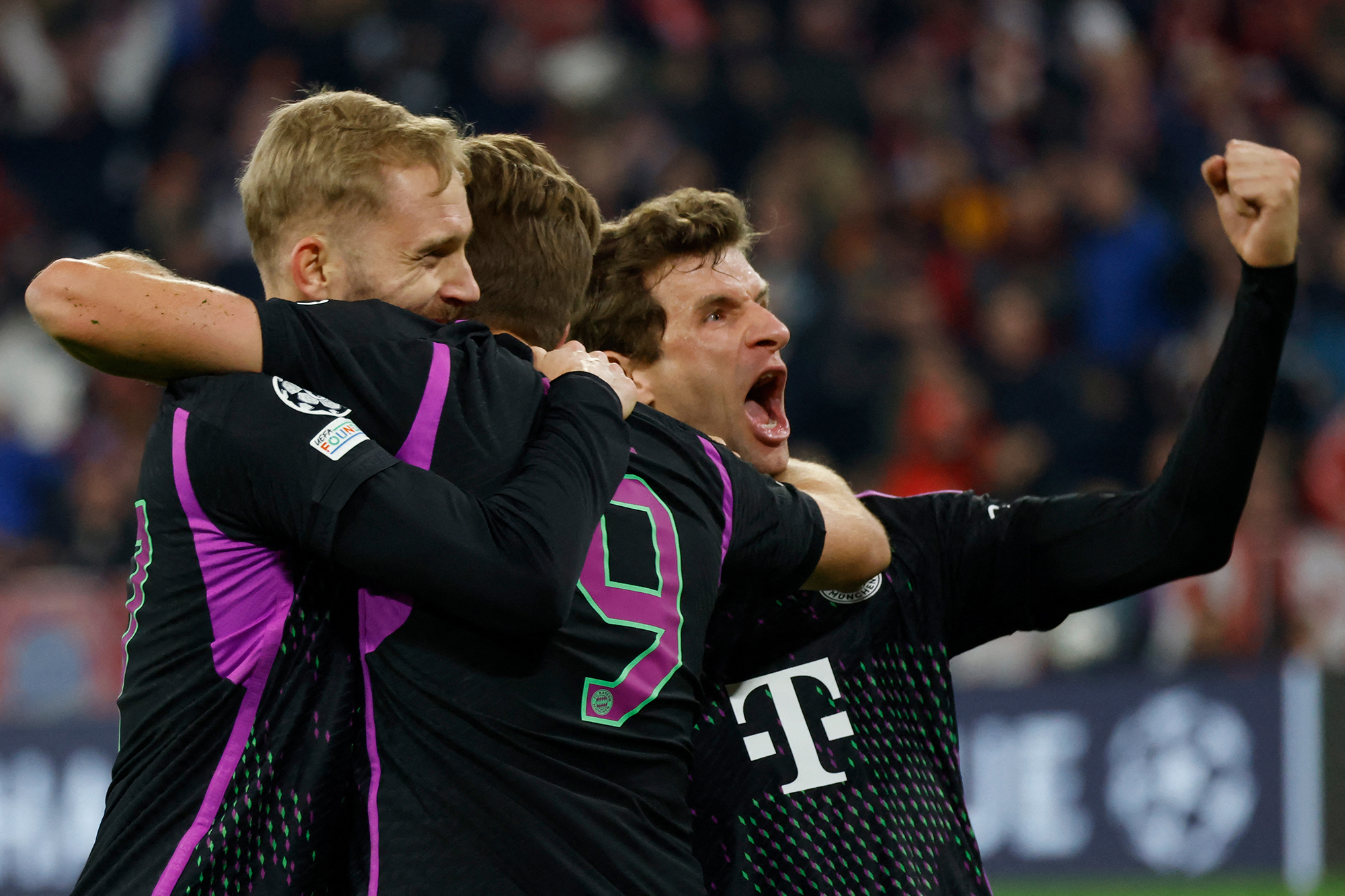 Harry Kane, Konrad Laimer und Thomas Müller von Bayern München feiern den Sieg gegen Galatasaray Istanbul (Bild: Michaela Rehle/AFP)