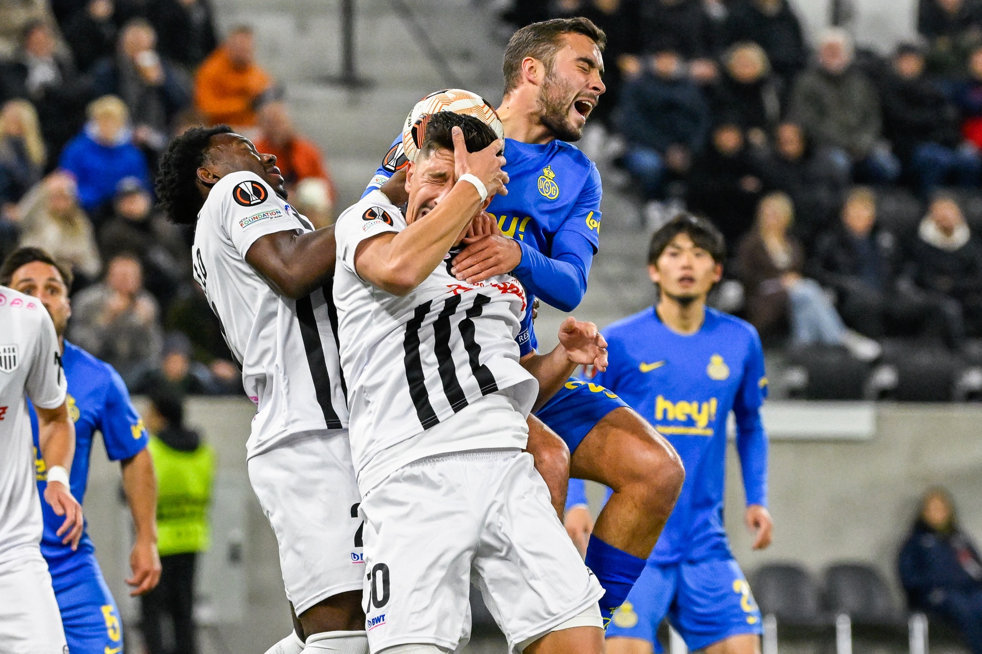 LASK's George Bello, LASK's Robert Zulj and Union's Charles Vanhoutte fight for the ball during a soccer game between Austrian Linzer Athletik-Sport-Klub (LASK) and Belgian Royale Union Saint Gilloise in Linz, Austria, on Thursday 09 November 2023, on day 4 in the group phase of the UEFA Europa League competition, in group E. BELGA PHOTO LAURIE DIEFFEMBACQ
