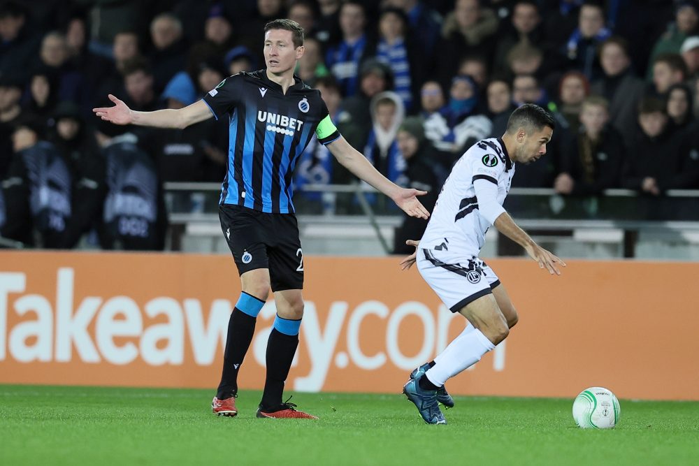 Club's Hans Vanaken and Lugano's Jonathan Sabbatini fight for the ball during a soccer game between Belgian soccer team Club Brugge KV and Swiss FC Lugano, Thursday 09 November 2023 in Brugge, on day 4 of the group phase of the UEFA Conference League competition, in group D. BELGA PHOTO BRUNO FAHY