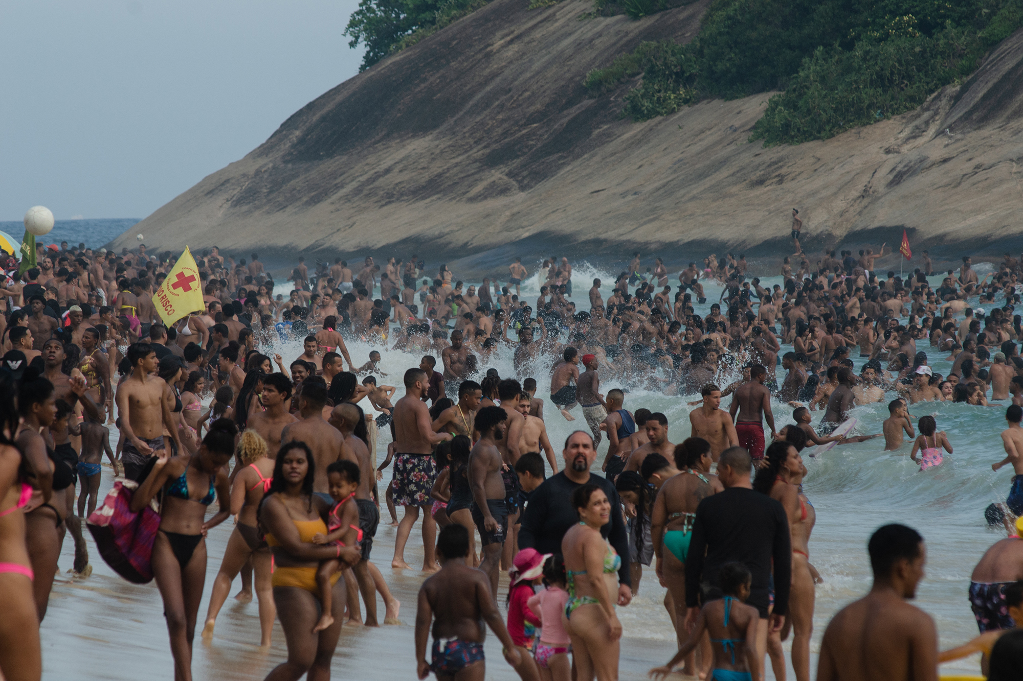 Hitze in Brasilien: Menschen suchen Abkühlung (Bild: Tercio Teixeira/AFP)