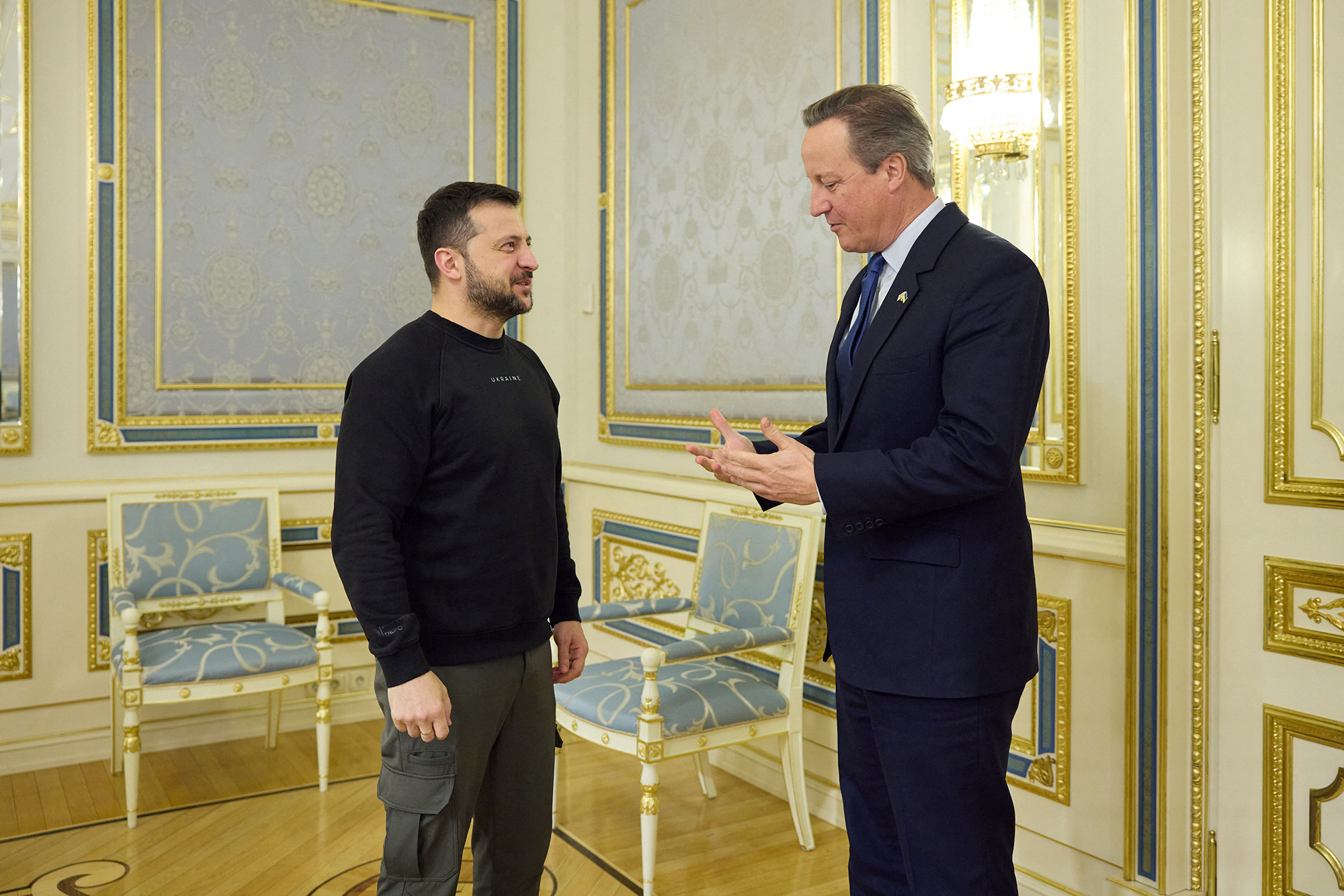 Der ukrainische Präsident Selenskyj mit dem neuen britischen Außenminister Cameron (Bild: Handout/Ukrainian Presidential Press Service/AFP)