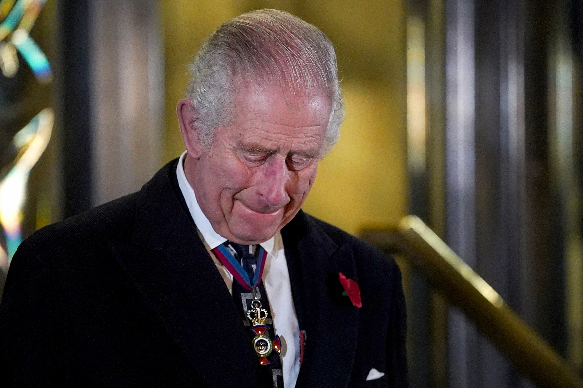 Der britische König Charles III. ist nach der Enthüllung von Statuen seiner verstorbenen Eltern sichtlich berührt (Bild: Maja Smiejkowska/Pool/AFP)