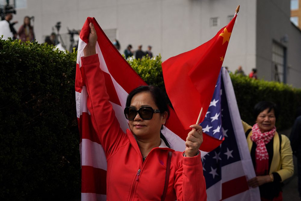Chinesische und US-Flagge (Bild: Loren Elliott/AFP)