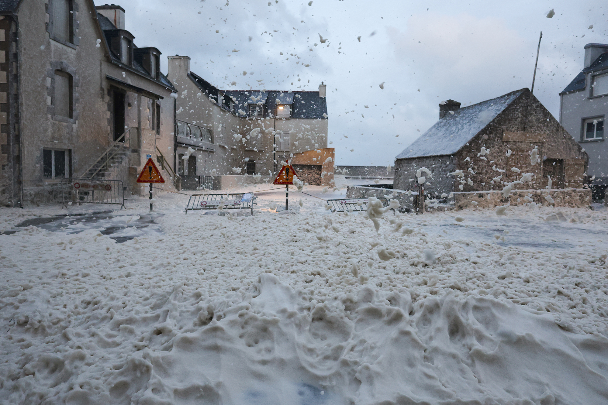 Überschwemmte Strasse in Penmarch im Westen Frankreichs (Bild: Fred Tanneau/AFP)
