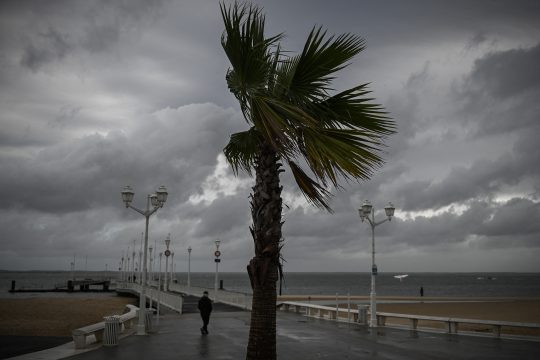 Sturm Ciaràn fegt über Arcachon im Südwesten Frankreichs (Bild: Philippe Lopez/AFP)