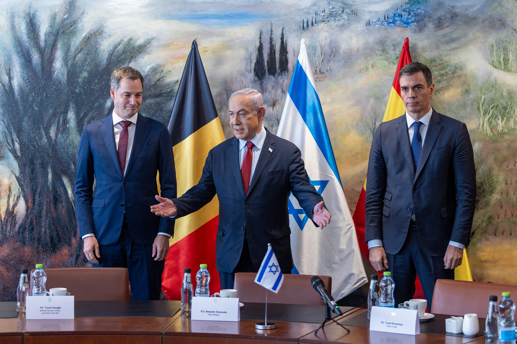 Alexander De Croo, Benjamin Netanjahu und Pedro Sanchez in Jerusalem (Bild: Belga Photo Pool)